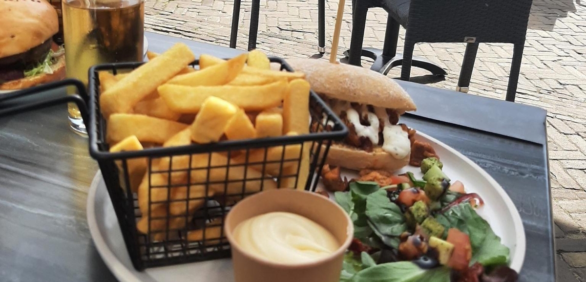 Afbeelding van frietjes en broodje shoarma op het terras